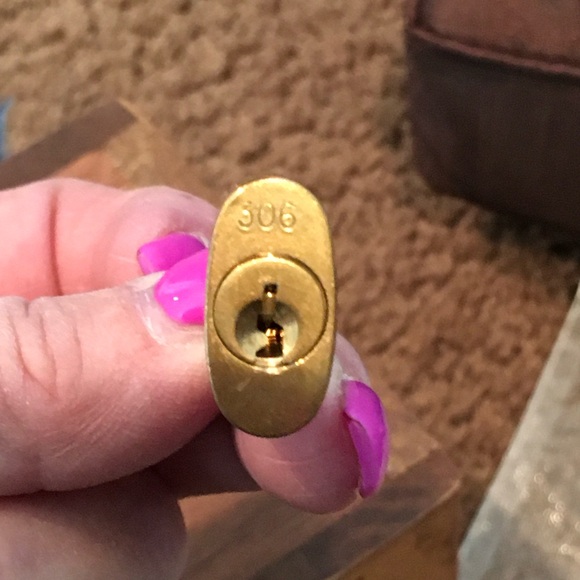 Louis Vuitton lock and key with unbranded chain - Picture 4 of 4